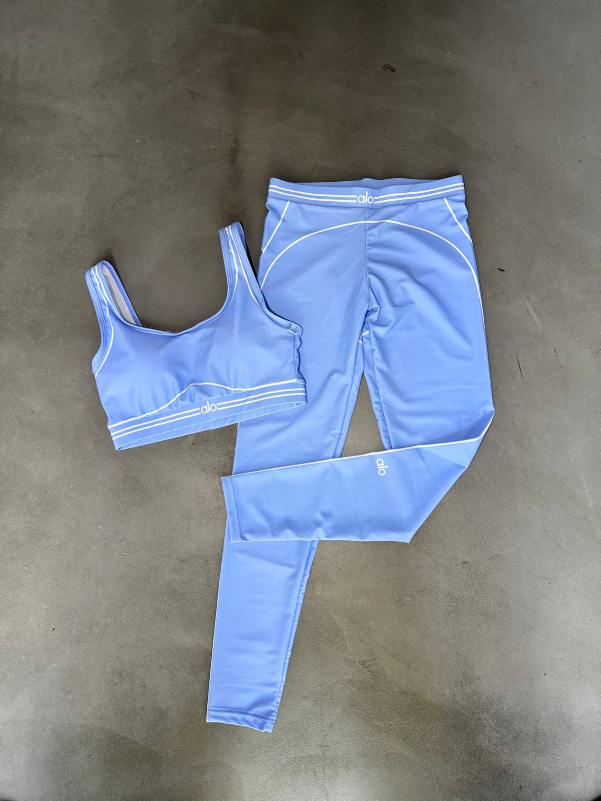 Conjunto deportivo Contour Fit – Top + Legging