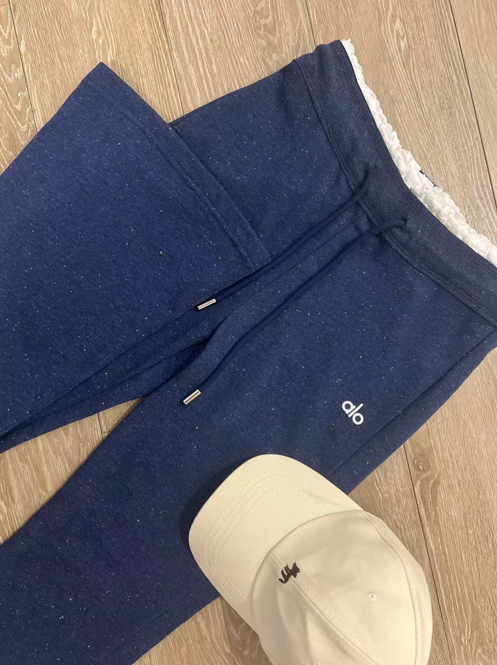 Pantalón deportivo acampanado – Soft Flare — imagen de producto